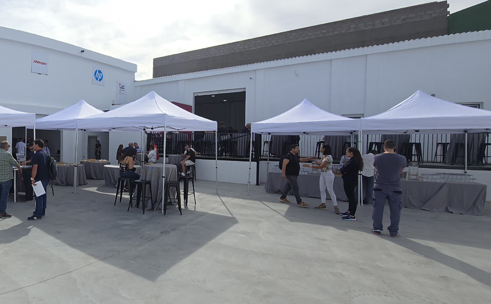 Foto real de la terraza durante un cóctel